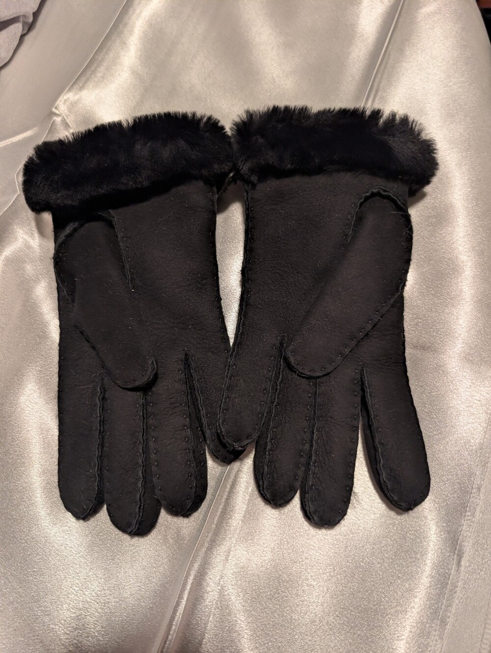 UGG Australi Perforated Genuine Shearling Suede Gloves in Black Sz S/P - Picture 7 of 7